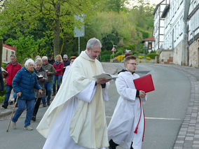 Markusprozession zum Kreuz an der Netzer Straße (© Karl-Franz Thiede)